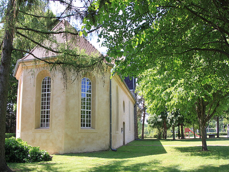 Kirchenschiff umgeben von Bäumen
