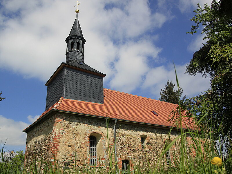Dornbuschkirche auf dem Friedhof in Hohenlubast