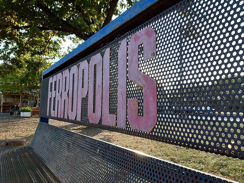 Bank auf dem Museumsgelände mit Ferropolis Schriftzug