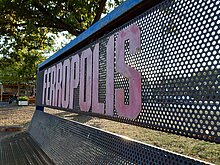 Bank auf dem Museumsgelände mit Ferropolis Schriftzug