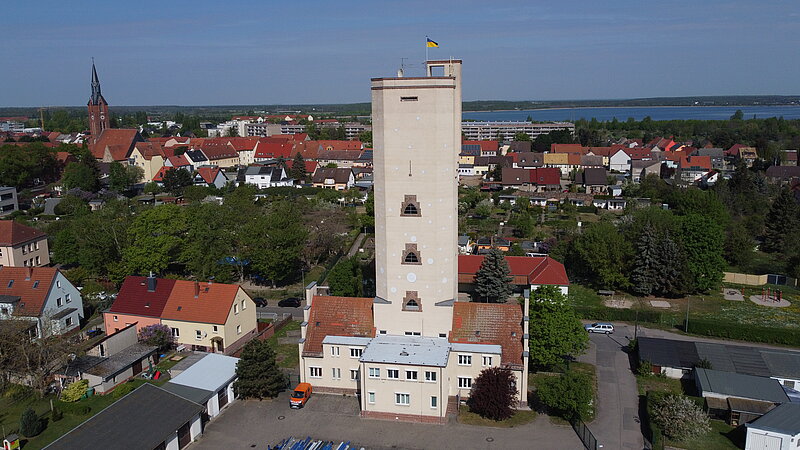 Luftaufnahme Wasserturm. Im Hintergrund befinden sich der Gremminer See und die Stadtkirche.