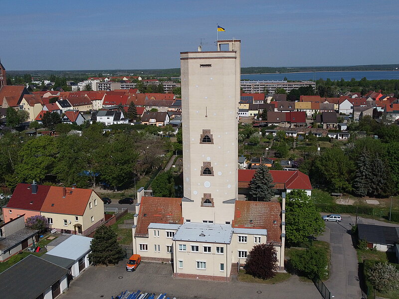 Luftaufnahme Wasserturm. Im Hintergrund befinden sich der Gremminer See und die Stadtkirche.