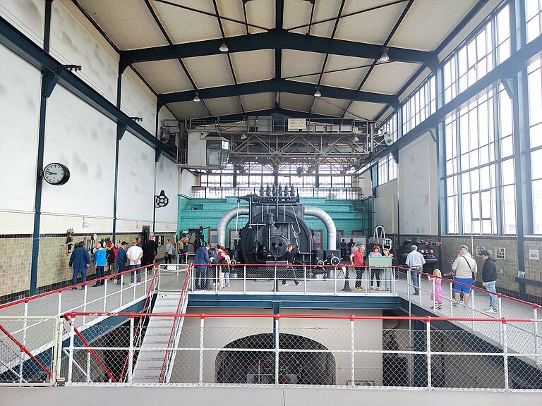 Kraftwerk mit Besucher
