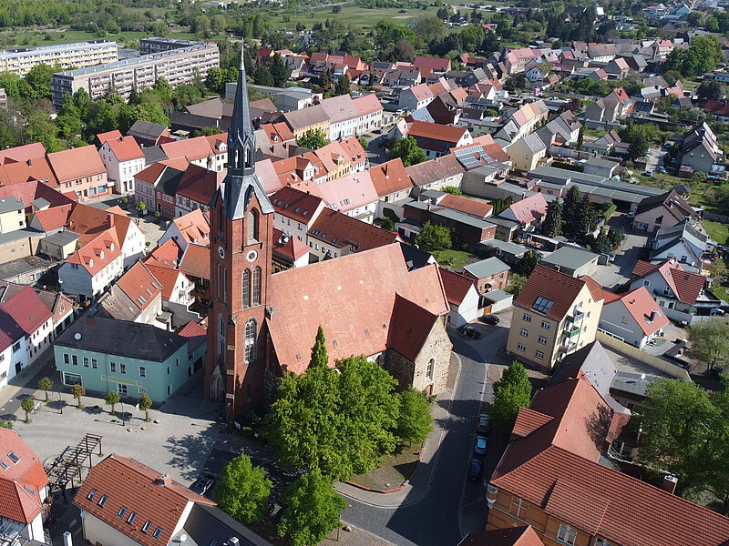 Luftaufnahme der Kirche, im Hintergrund Poetenweg