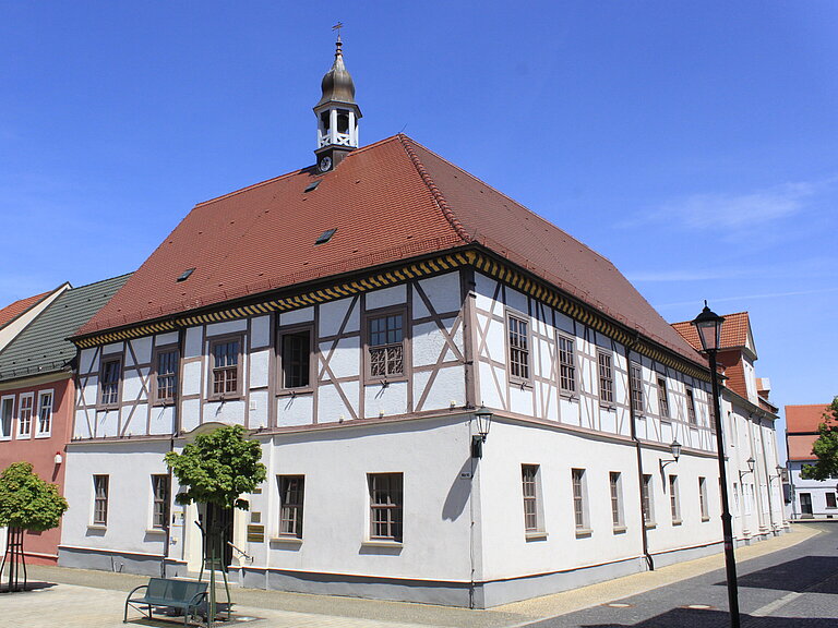 Rathausgebäude mit Haupteingang
