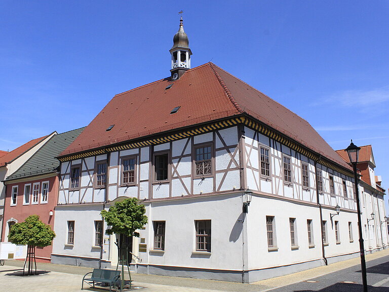 Rathausgebäude mit Haupteingang
