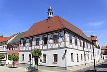 Rathausgebäude mit Haupteingang