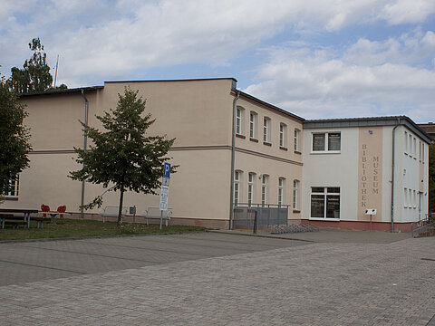 Außenansicht der Bibliothek mit Park-und Spielplatz