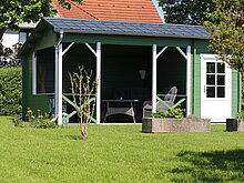Gartenhäuschen mit überdachter Sitzmöglichkeit