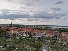 Blick von der Aussichtsplattform auf Kirche und Kernstadt