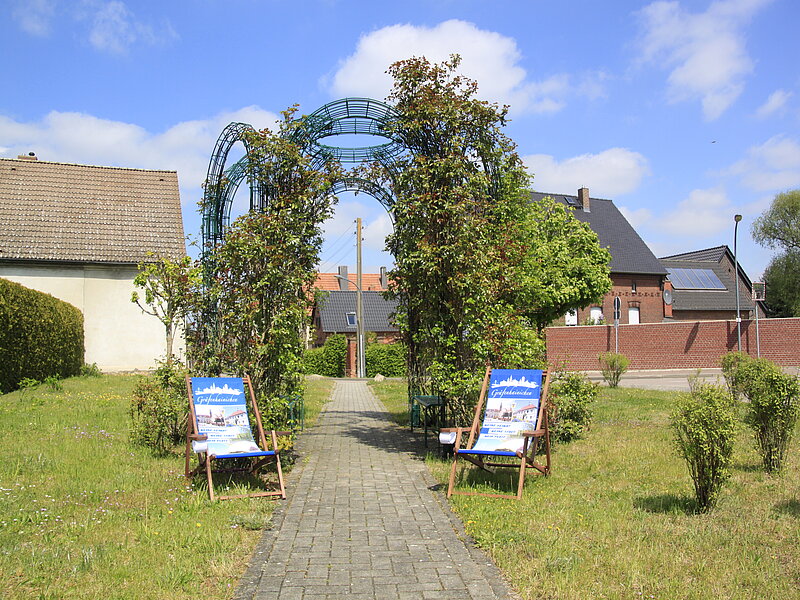 Rastmöglichkeit am Ortseingang Jüdenberg mit zwei Liegestühlen