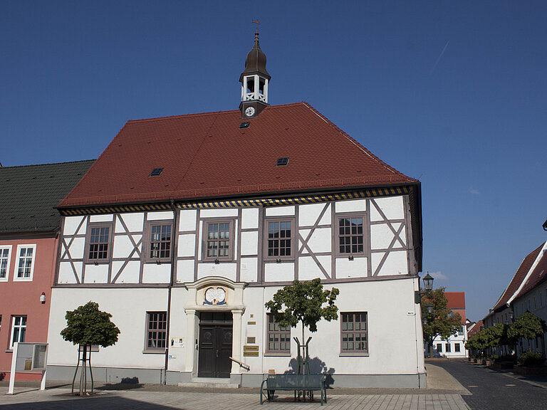 Rathausgebäude mit Haupteingang