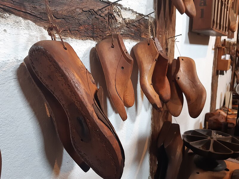 Ausstellungsstücke zum Thema Schuster/Schuhherstellung