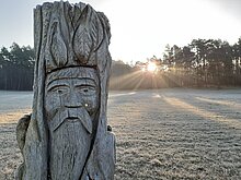 Holzskulptur im Winter