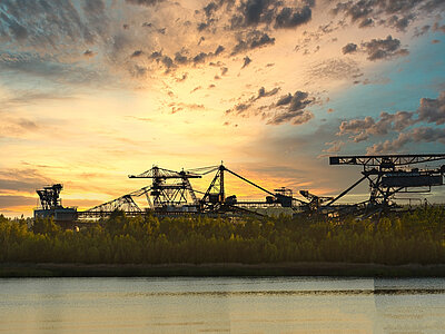 Sonnenuntergang am Gremminer See mit Blick auf Ferropolis