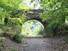 Torbogen als Eingang in den kleinen Park