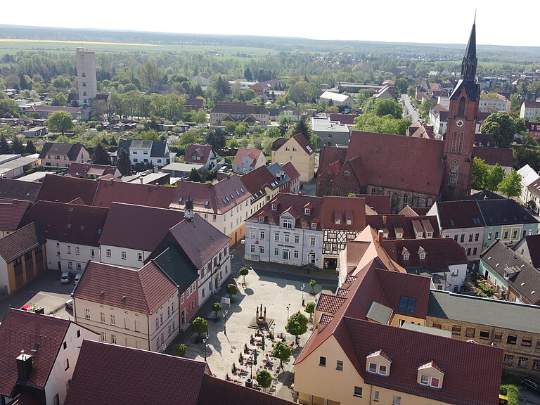 Luftaufnahme mit Blick auf Markt, Kirche und Wasserturm