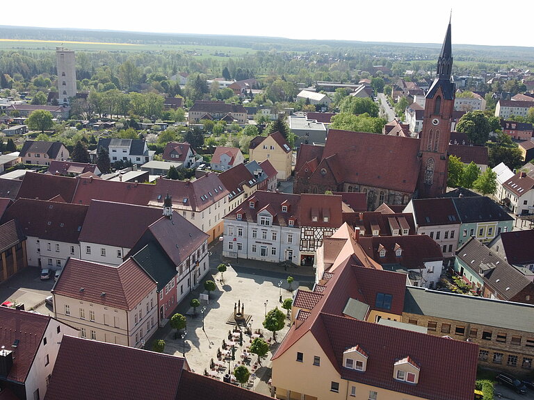 Luftaufnahme mit Blick auf Markt, Kirche und Wasserturm