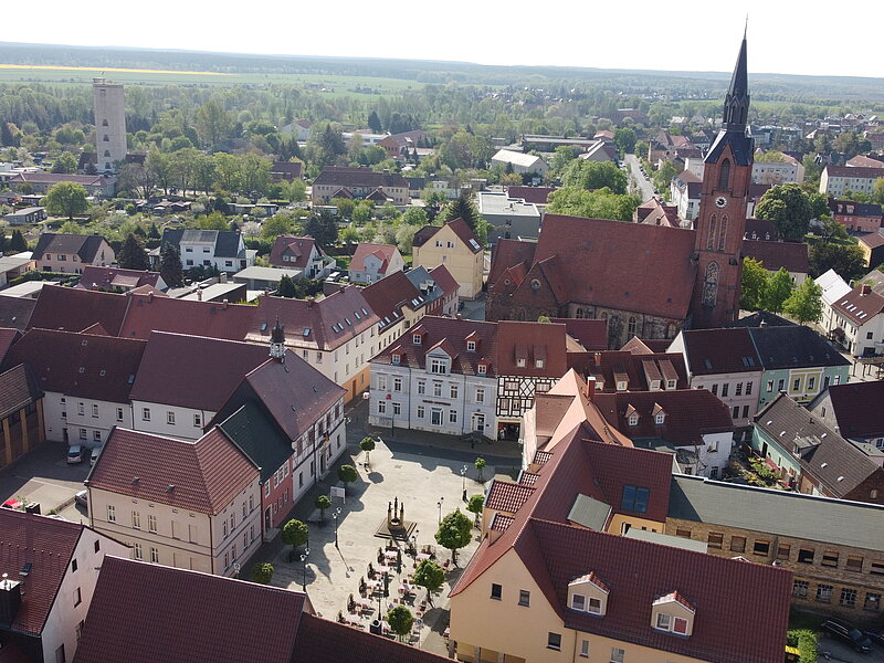 Luftaufnahme mit Blick auf Markt, Kirche und Wasserturm