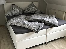 Schlafzimmer mit Doppelbett