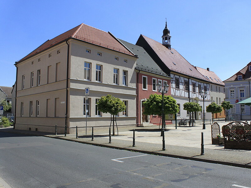 Blick von der Straße auf das Nebengebäude des Rathauses
