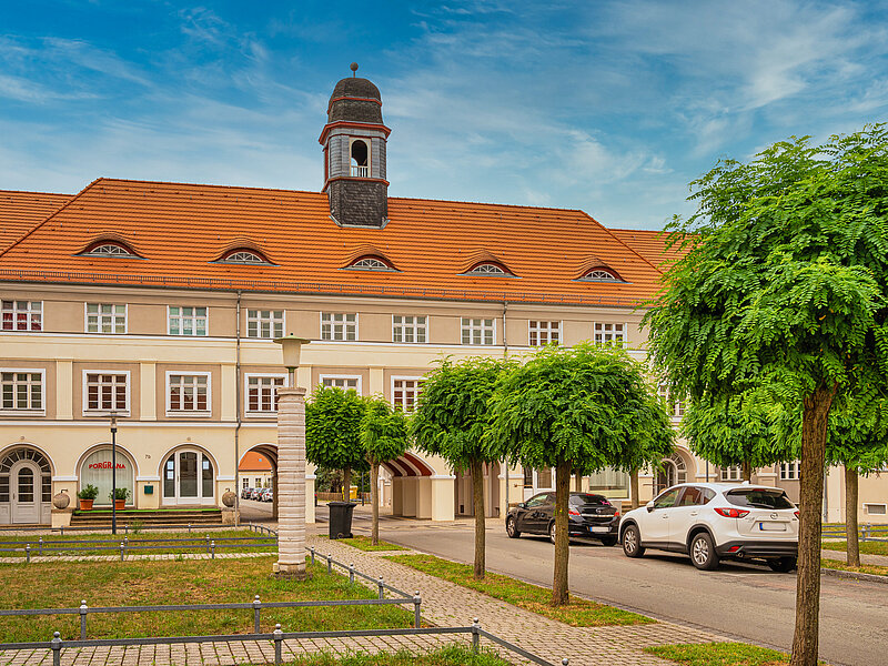 eine Straße führt unter dem Torborgen hindurch. Hier befinden sich viele Wohnungen.