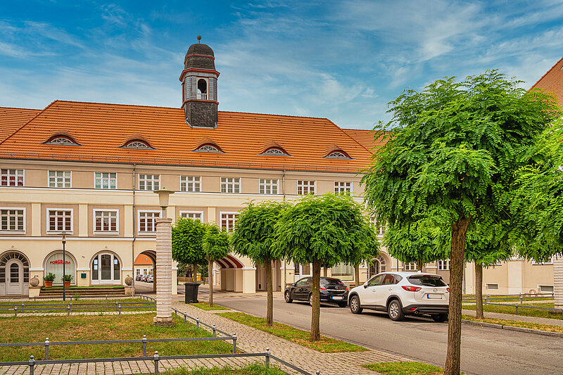 eine Straße führt unter dem Torborgen hindurch. Hier befinden sich viele Wohnungen.