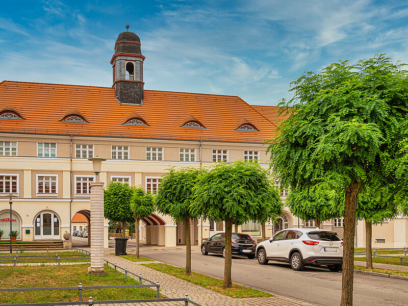 eine Straße führt unter dem Torborgen hindurch. Hier befinden sich viele Wohnungen.