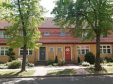 Zwei Eingangsbereiche eines Reihenhauses in der Werkssiedlung.