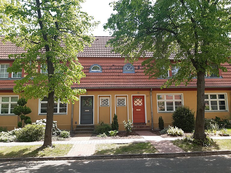 Zwei Eingangsbereiche eines Reihenhauses in der Werkssiedlung.