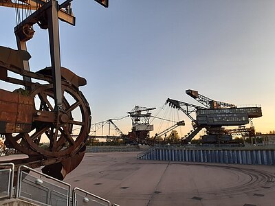 Blick über die Veranstaltungsarena mit einigen ehemaligen Tagebaugroßgeräten