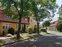 Blick in die Werkssiedlung zu den Reihenhäusern.