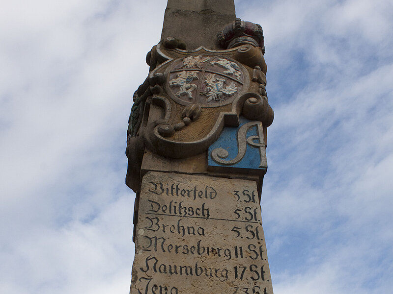 Wappen vom Kurfürsten August des Starken und Zeitangaben zu verschiedenen Orten