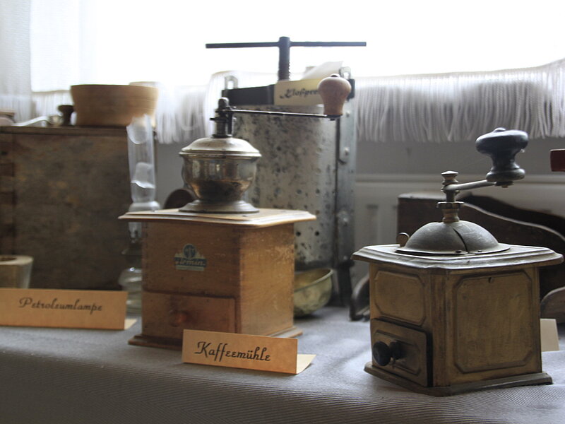 Alte Kaffeemühlen in der Ausstellung