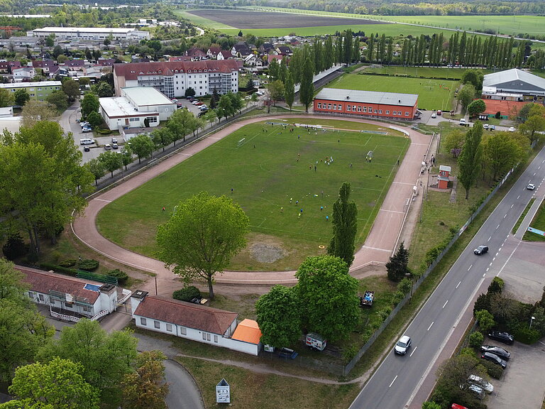 Luftaufnahme Sportplatz mit Sportforum, weiterhin rechts oben im Bild die Tennisanlage und links im Bild die Schwimmhalle