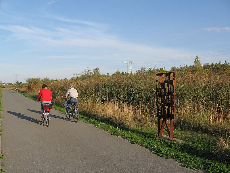 Zwei Radfahrer auf dem Kunstpfad am Gremminer See