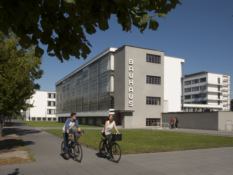 Bauhaus Dessau mit Radfahrer