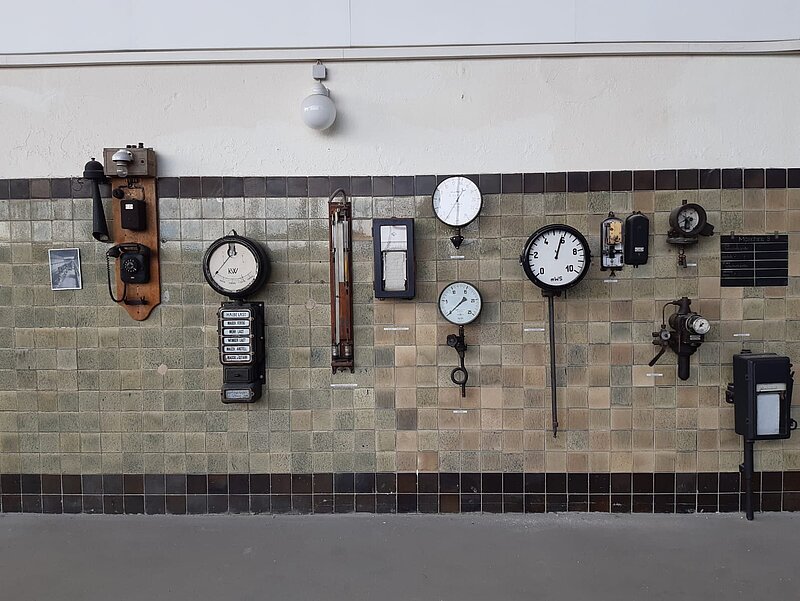 Arbeitsbereich mit Prüfgeräten im ehemaligen Kraftwerk Zschornewitz