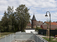 Kleiner Bach mit kleinem Spielplatz - im Hintergrund Unterer Stadtturm