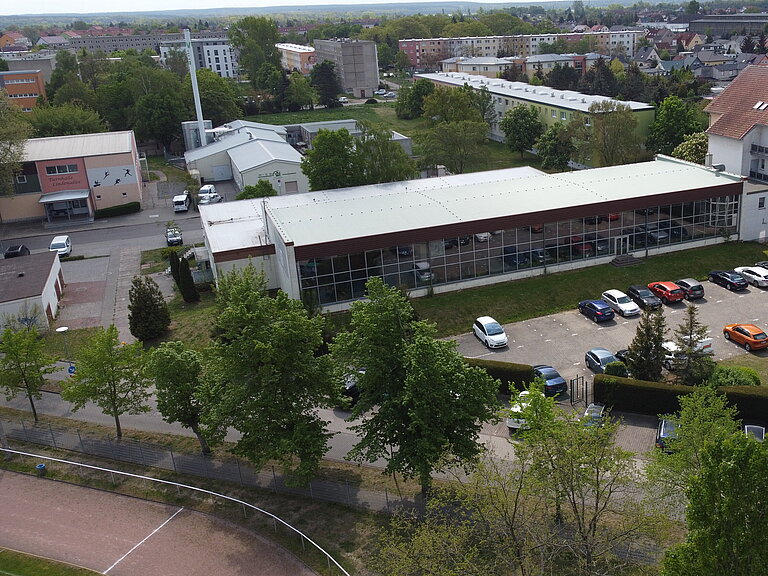 Luftaufnahme der Schwimmhalle von der Rückseite also der Glasfassade