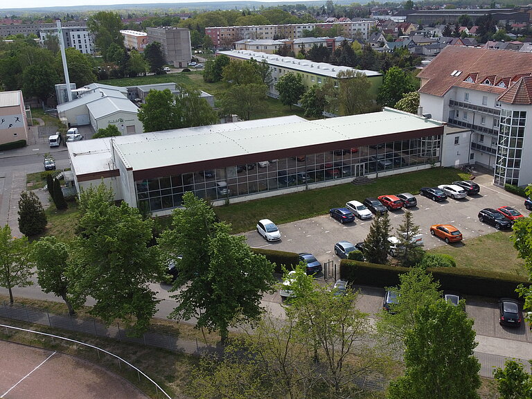 Luftaufnahme der Schwimmhalle von der Rückseite also der Glasfassade