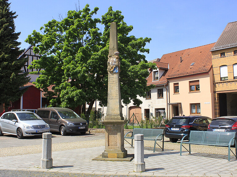 Kursächsische Distanzsäule mit zwei Bänken 