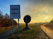 Radweg mit Schrottskulptur nähe Schotterparkplatz Gremminer See