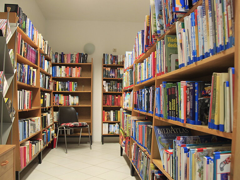 Gang mit Blick auf ein Bücherregal