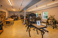 Das Buchdruckmuseum in Gräfenhainichen. Zu sehen sind verschiedene Buchruckmaschinen als Ausstellungsmodelle.