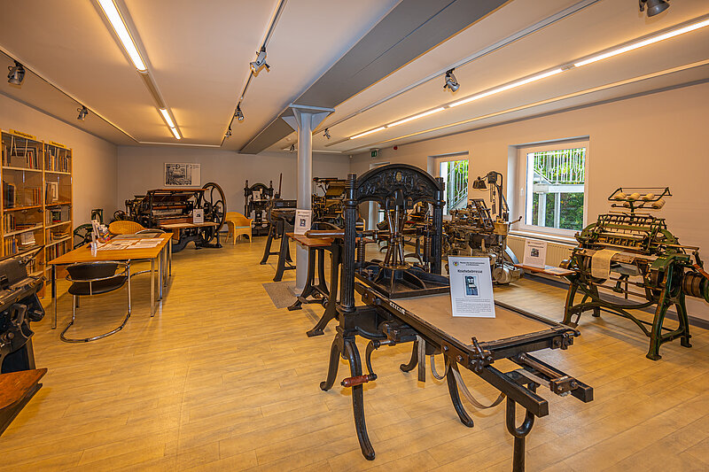 Das Buchdruckmuseum in Gräfenhainichen. Zu sehen sind verschiedene Buchruckmaschinen als Ausstellungsmodelle.