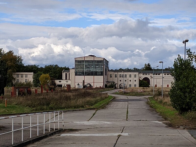 Eingangsbereich Kraftwerksgelände - Blick auf die übrig gebliebenen Gebäude.