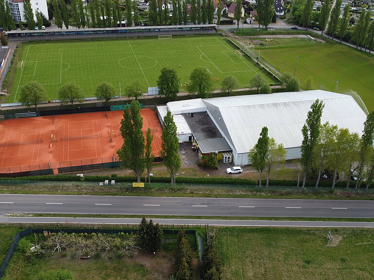Luftaufnahme vom Tennis- und Sportpark. Im Hintergrund Sportplatz mit Sportforum