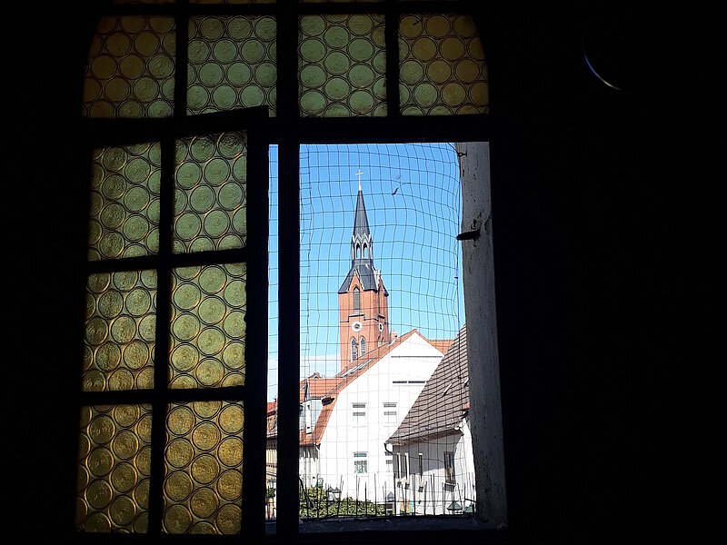 Blick aus dem Fenster des Oberen Stadtturm Richtung Kirche