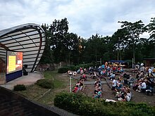 Sommerkino auf der Freilichtbühne mit vielen Besuchern.